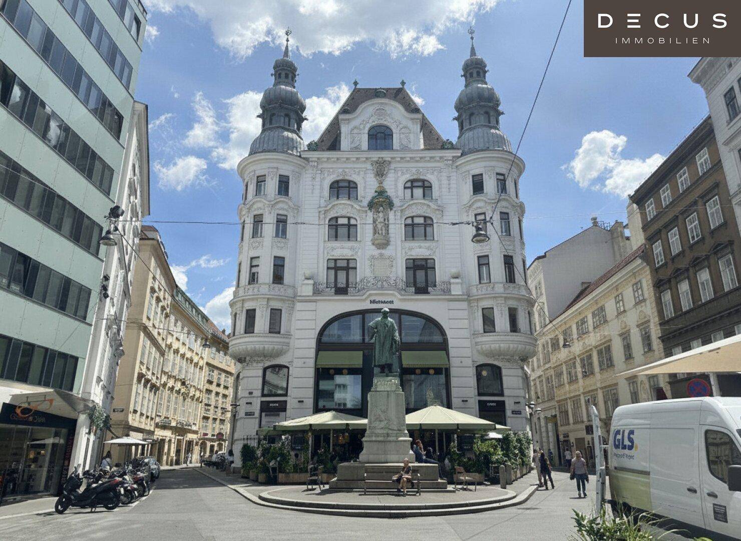 Prachtvolles historisches Gebäude in einer belebten Stadtansicht unter blauem Himmel.