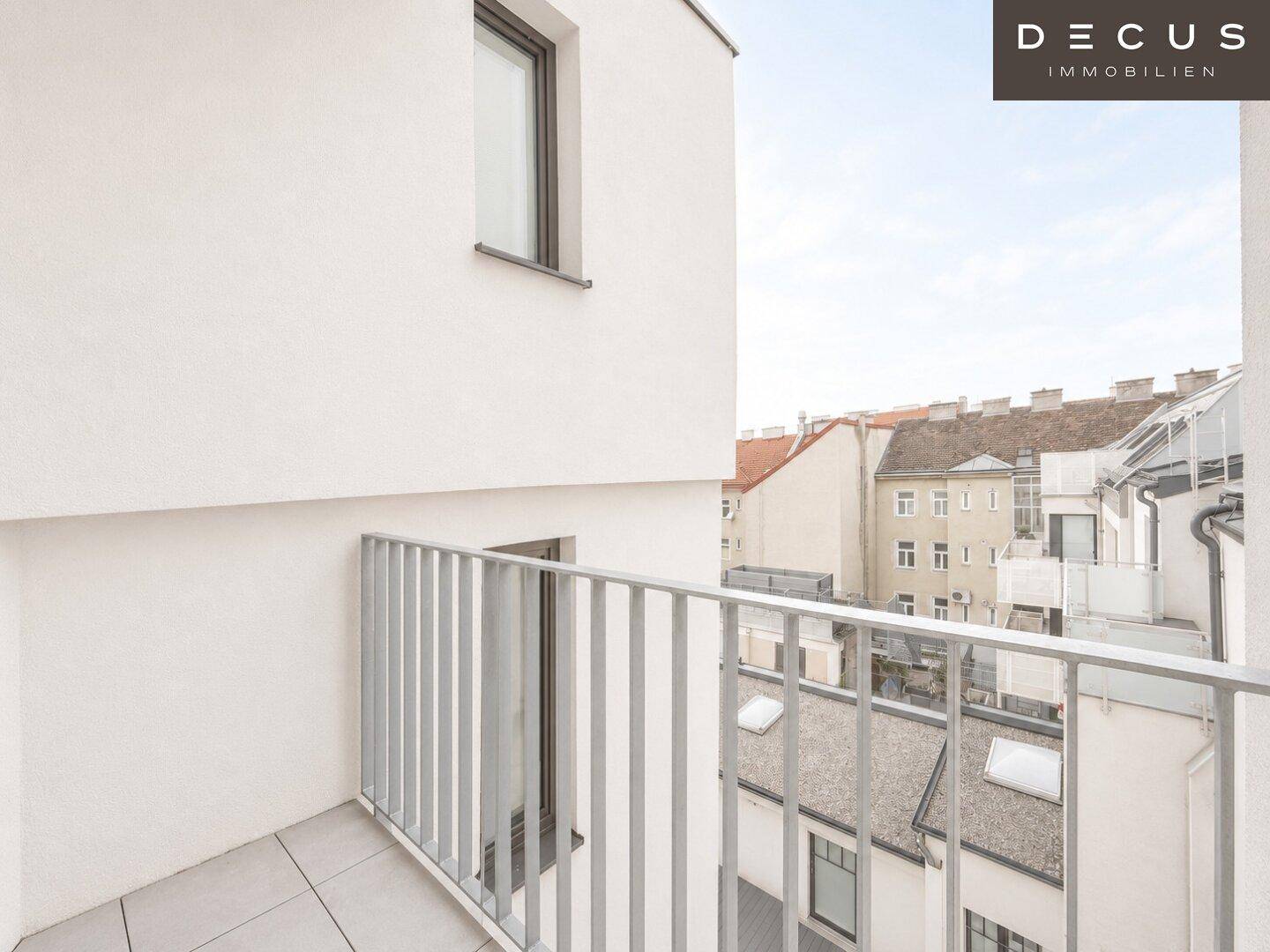 Balkon mit Blick auf die umliegenden Gebäude und die Stadt.