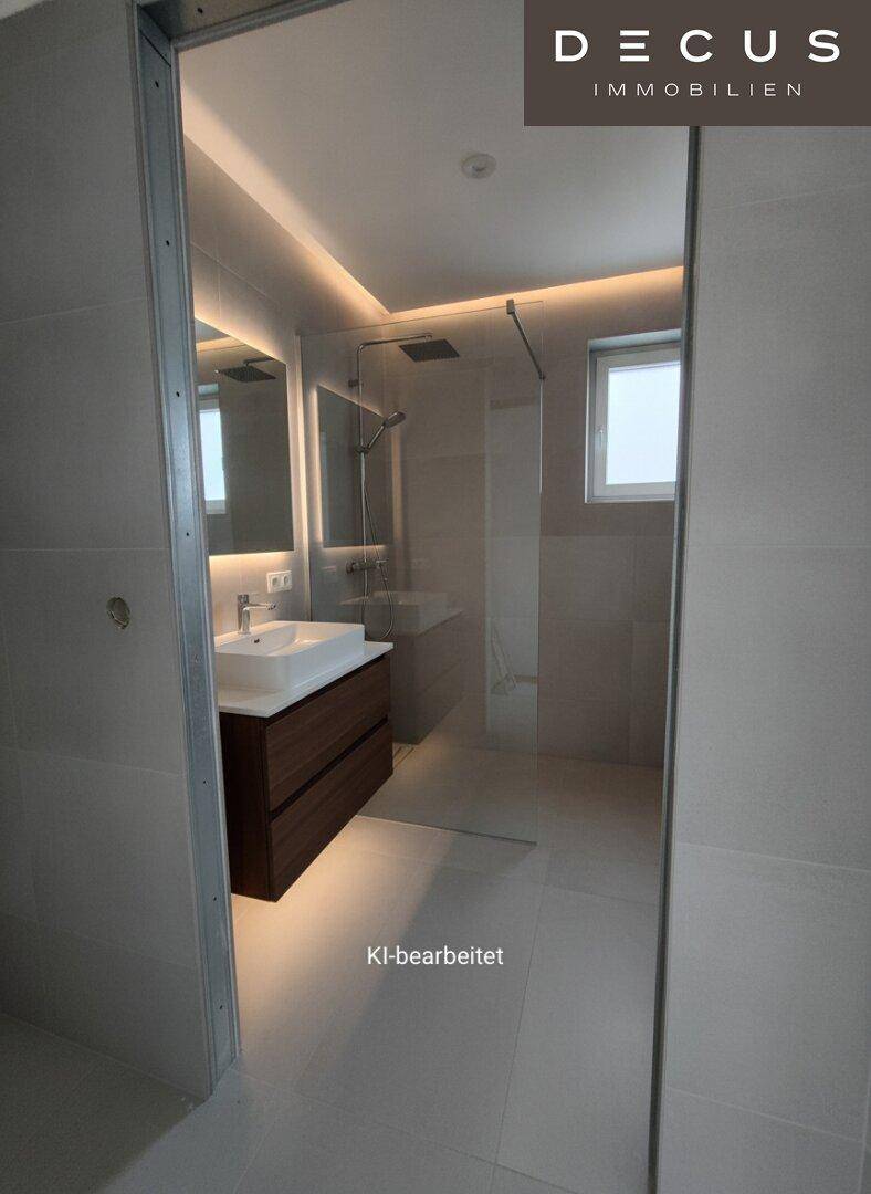 Modernes Badezimmer mit begehbarer Dusche, Einzelwaschbecken und indirekter Beleuchtung, noch im Bau.