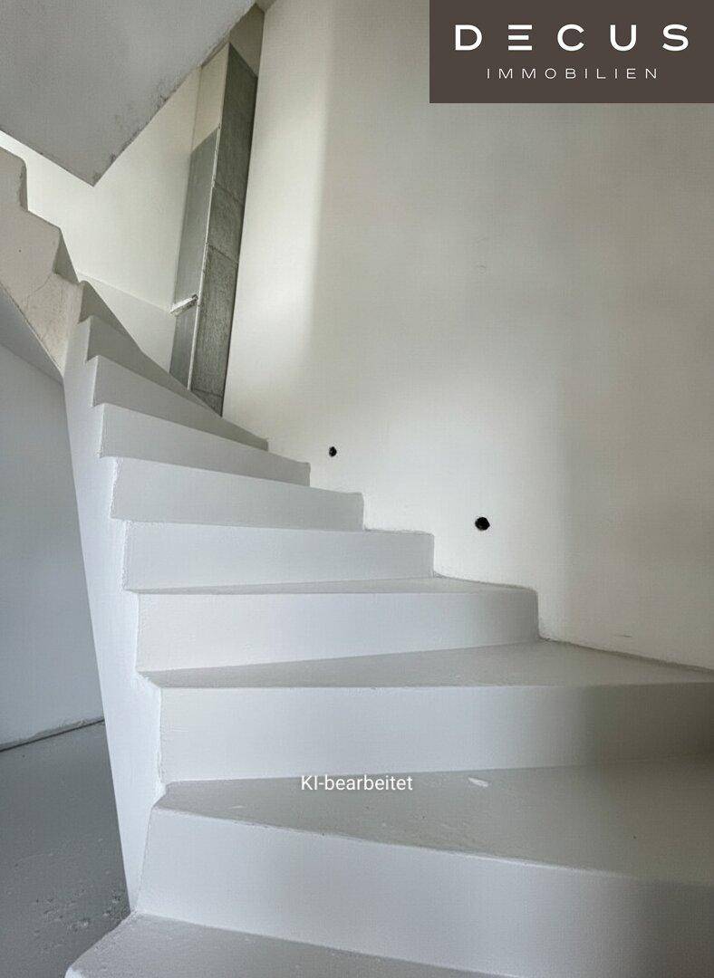Moderne, weiß gestrichene Treppe in einem Neubau, die verschiedene Ebenen des Hauses verbindet.