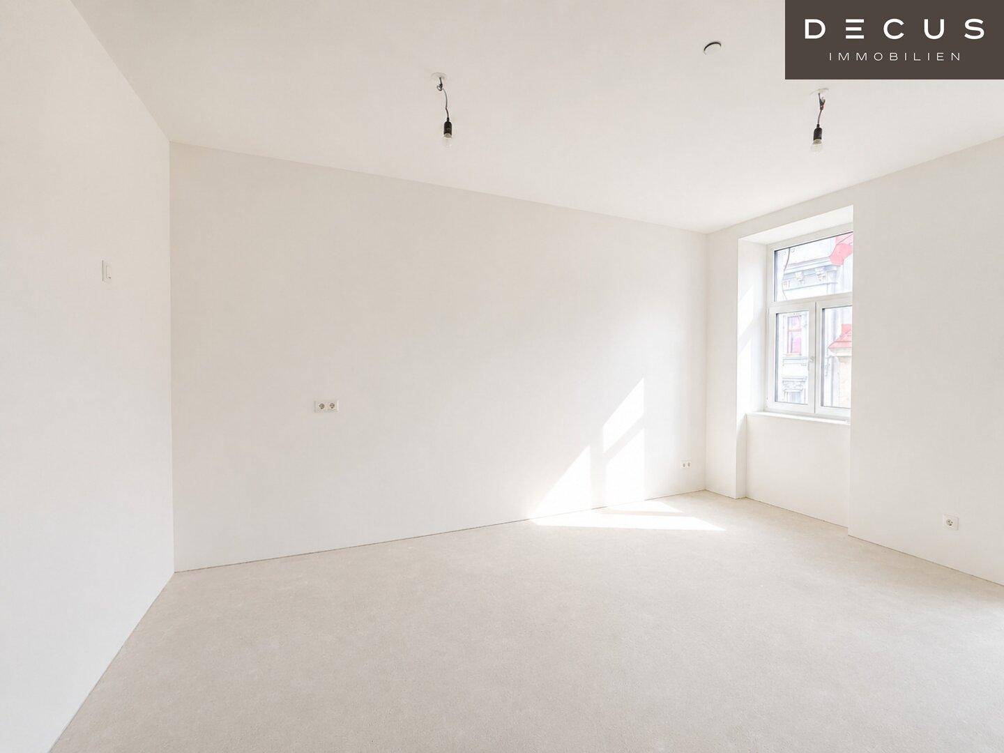 Leerer, heller Raum mit weiß gestrichenen Wänden und einem großen Fenster, bereit zur Gestaltung.