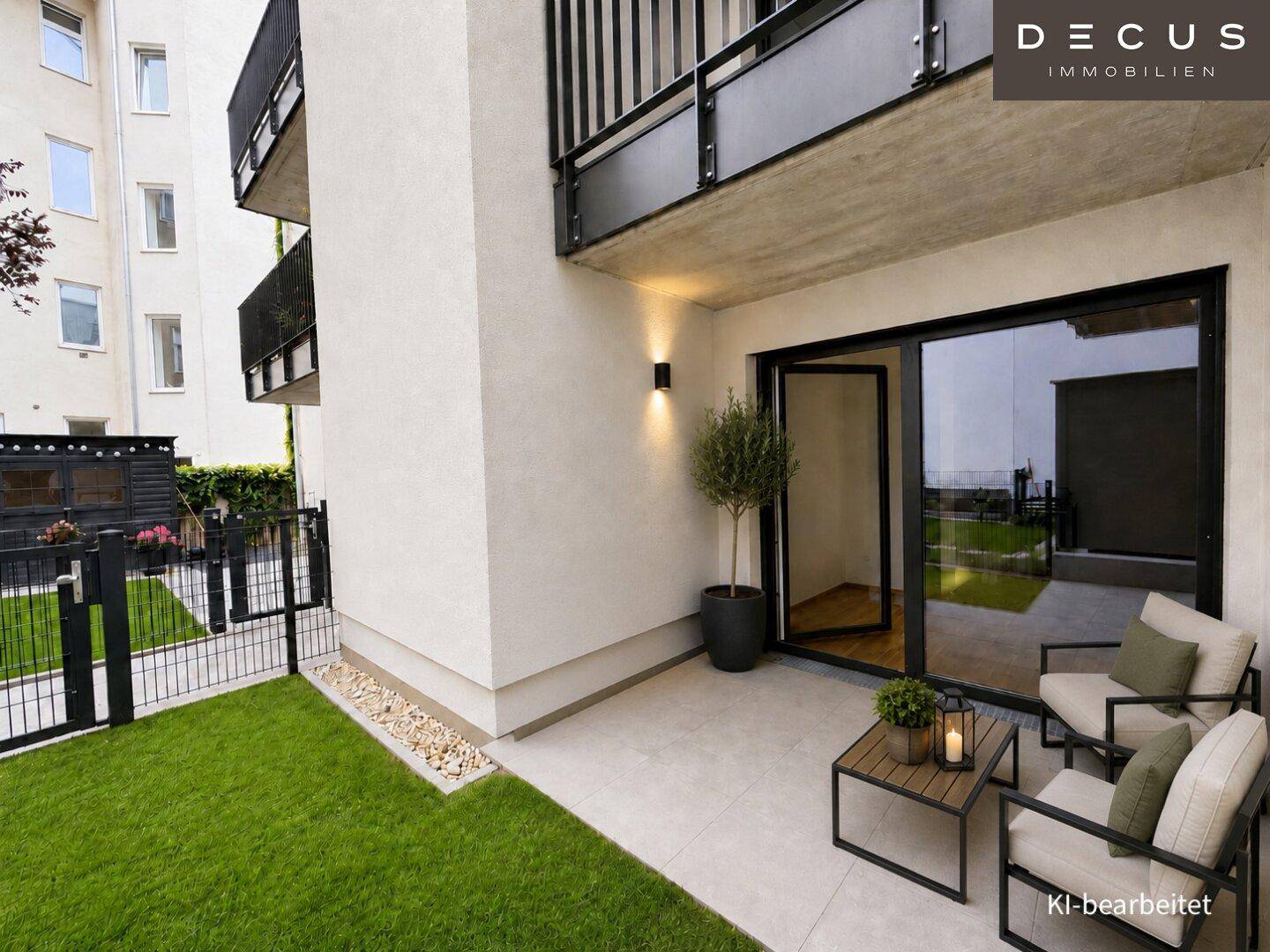 Gemütliche Terrasse mit Sitzgelegenheiten und direktem Zugang zu einer kleinen Rasenfläche.