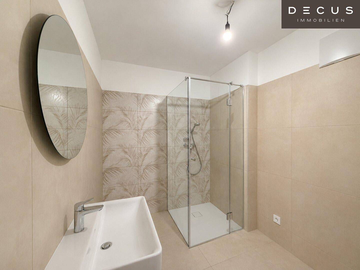 Helles Badezimmer mit begehbarer Dusche, Einzelwaschbecken und beigen Wand- und Bodenfliesen.