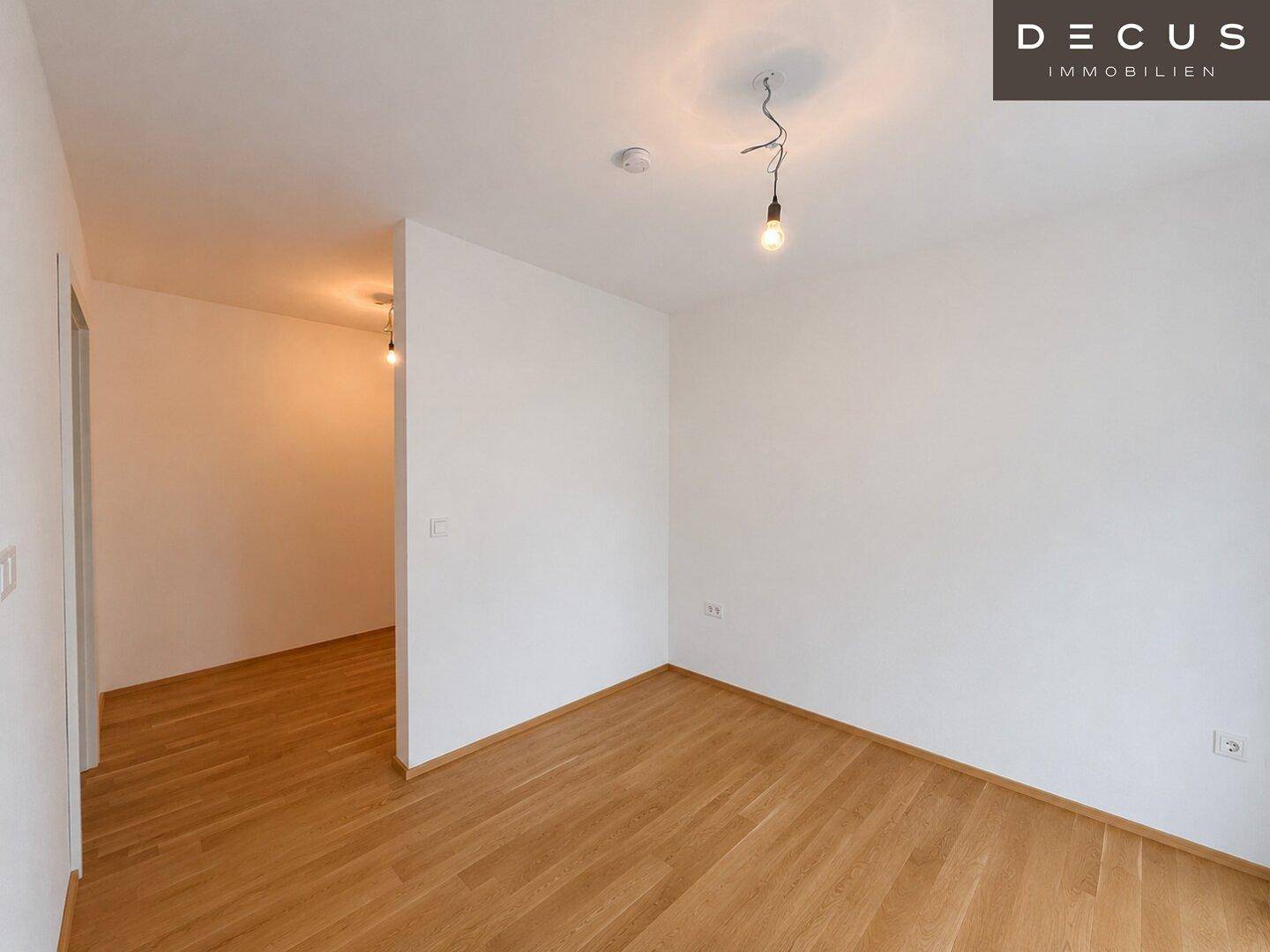 Unmöbliertes Zimmer mit hellem Holzboden und weißen Wänden, ideal als Schlaf- oder Arbeitszimmer.