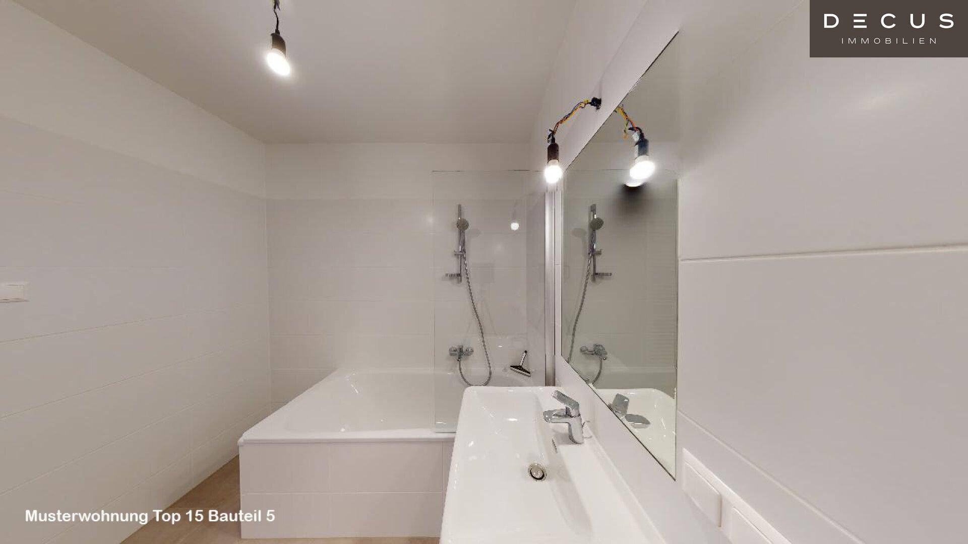 Modernes Badezimmer mit Badewanne, Dusche, Einzelwaschbecken und großen weißen Fliesen.