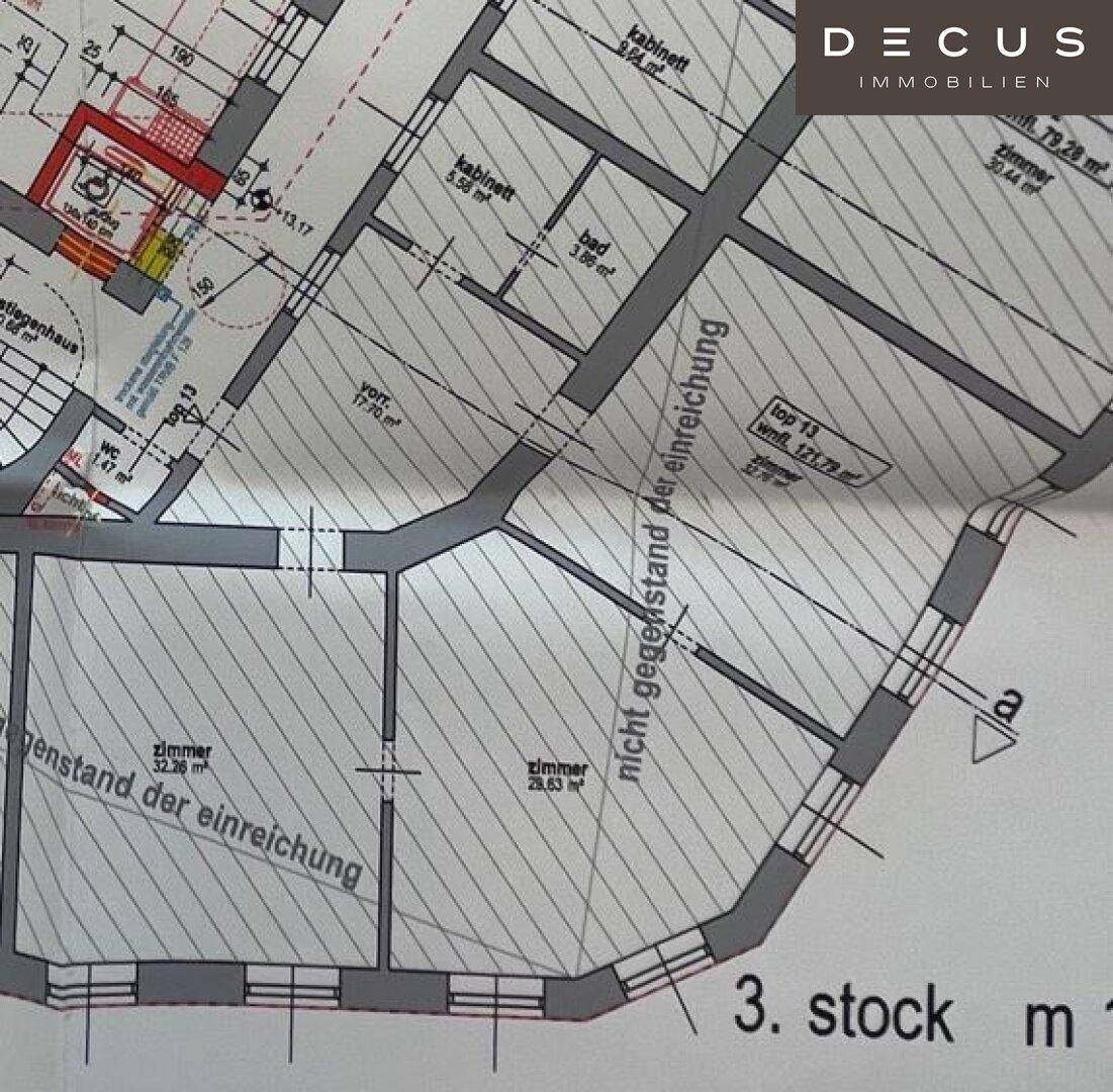 Grundriss zeigt die Aufteilung einer Wohnung im dritten Stock mit mehreren Zimmern.
