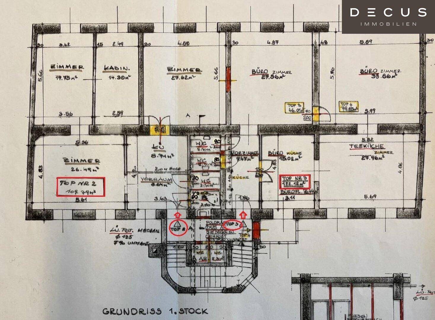 Detaillierter Grundriss des ersten Stocks eines Altbaus, der mehrere separate Einheiten mit Zimmern, Büros und Küchen zeigt.