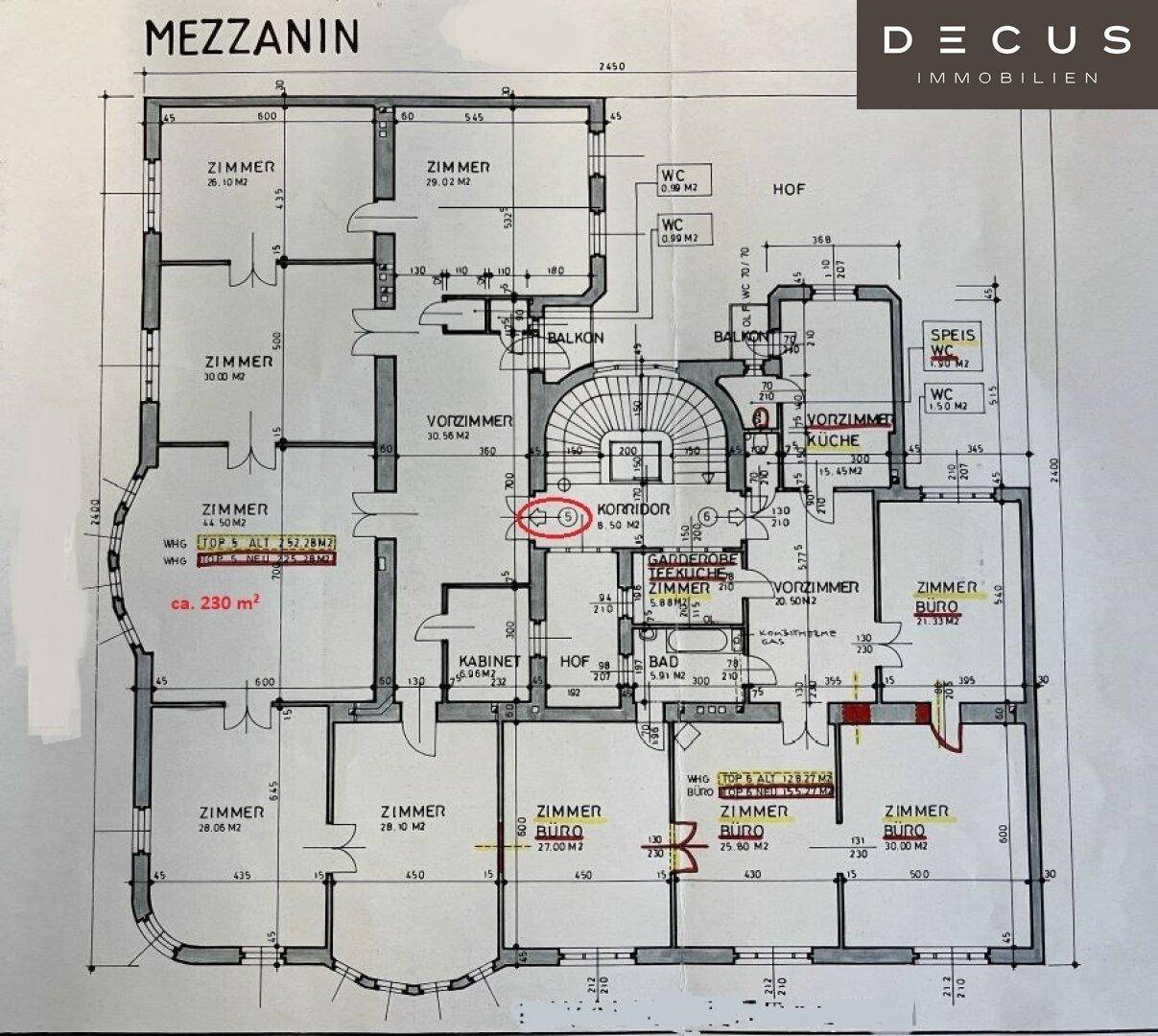 Grundriss des Mezzanin-Geschosses mit mehreren Zimmern, Bädern und Balkonen, ideal für eine große Wohnung.