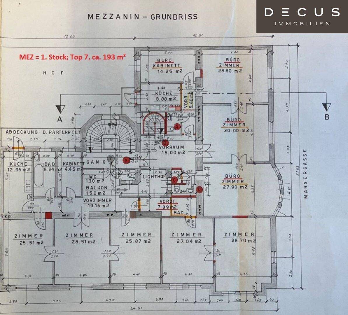 Grundriss des Mezzanin-Stocks mit mehreren Zimmern, zwei Bädern, zwei Küchen und einem Balkon.
