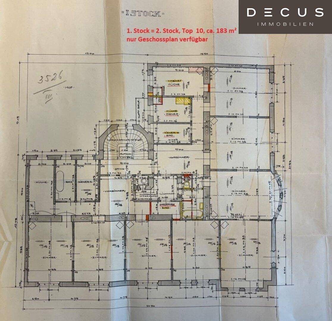 Detaillierter Grundrissplan einer Wohnung im zweiten Stock mit mehreren Zimmern und einem Balkon.