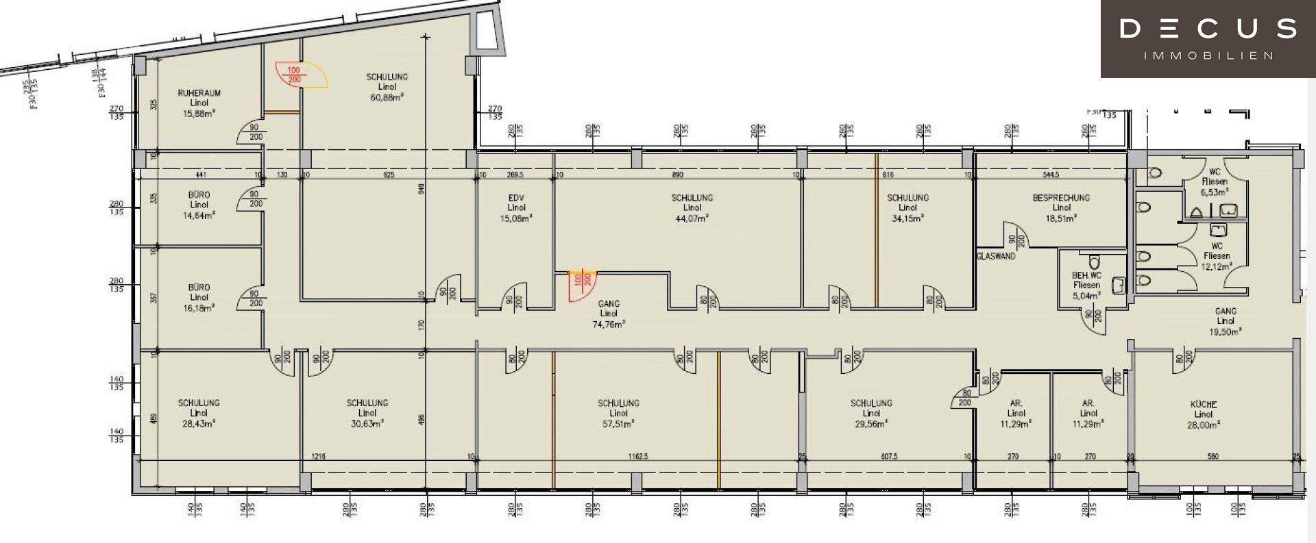 Grundrissplan einer Etage mit mehreren Schulungsräumen, Büros, Korridoren und Sanitärbereichen.