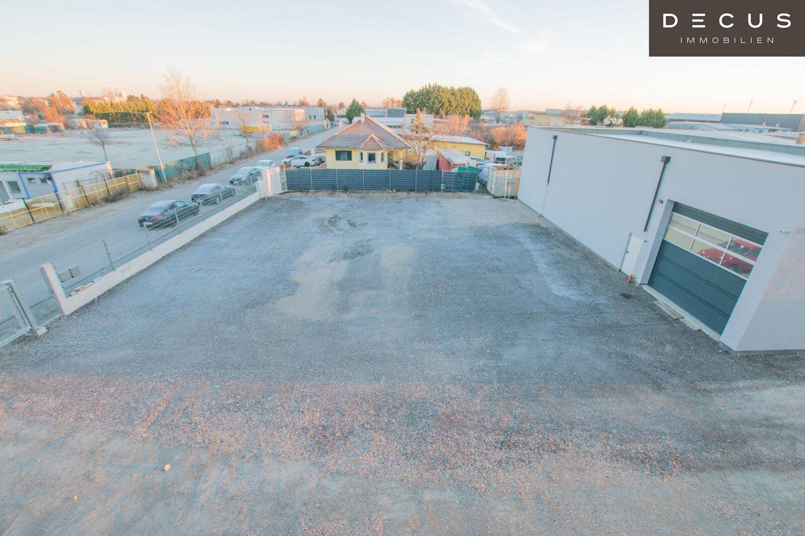 Blick über den Vorplatz auf die angrenzende Straße und Wohnbebauung.