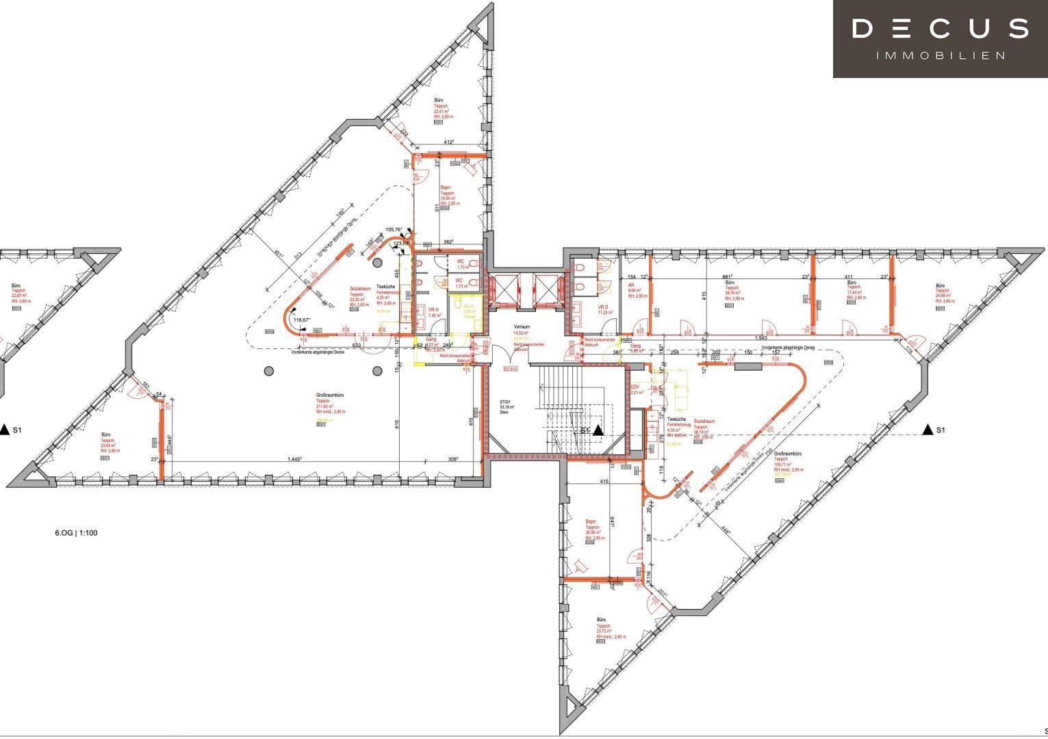 Detaillierter Grundriss einer Büroetage mit mehreren Räumen und zentralem Treppenhaus.