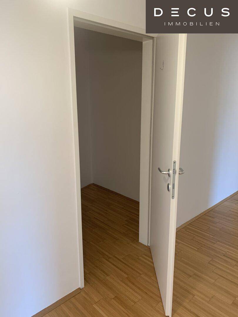 Kleiner, leerer Abstellraum mit hellem Parkettboden, ideal für zusätzlichen Stauraum.