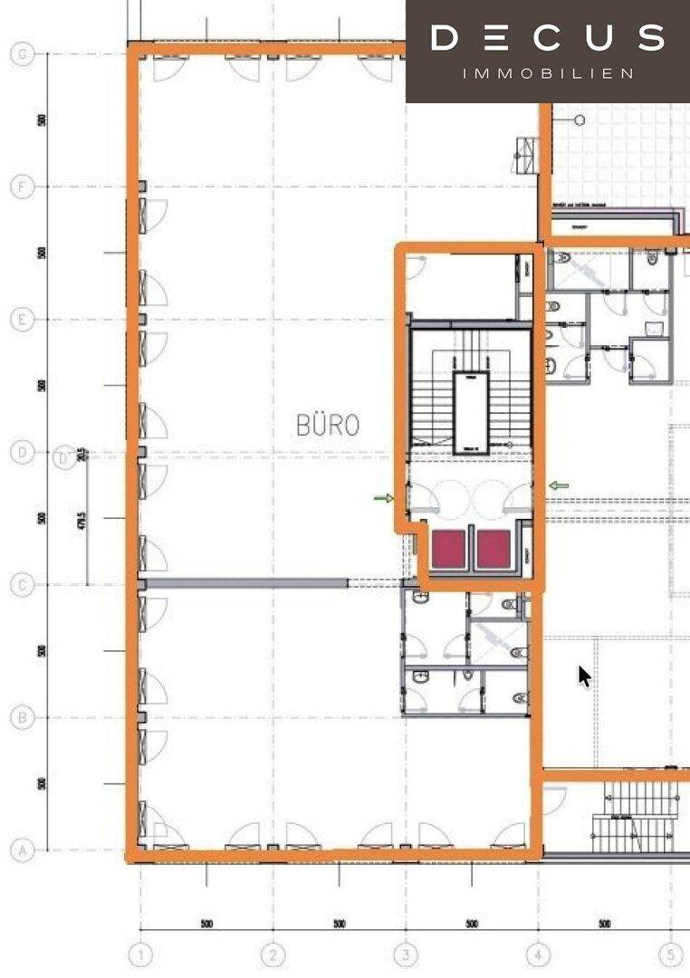 Detaillierter Grundriss eines Bürogebäudes mit Treppenhaus und mehreren Räumen.