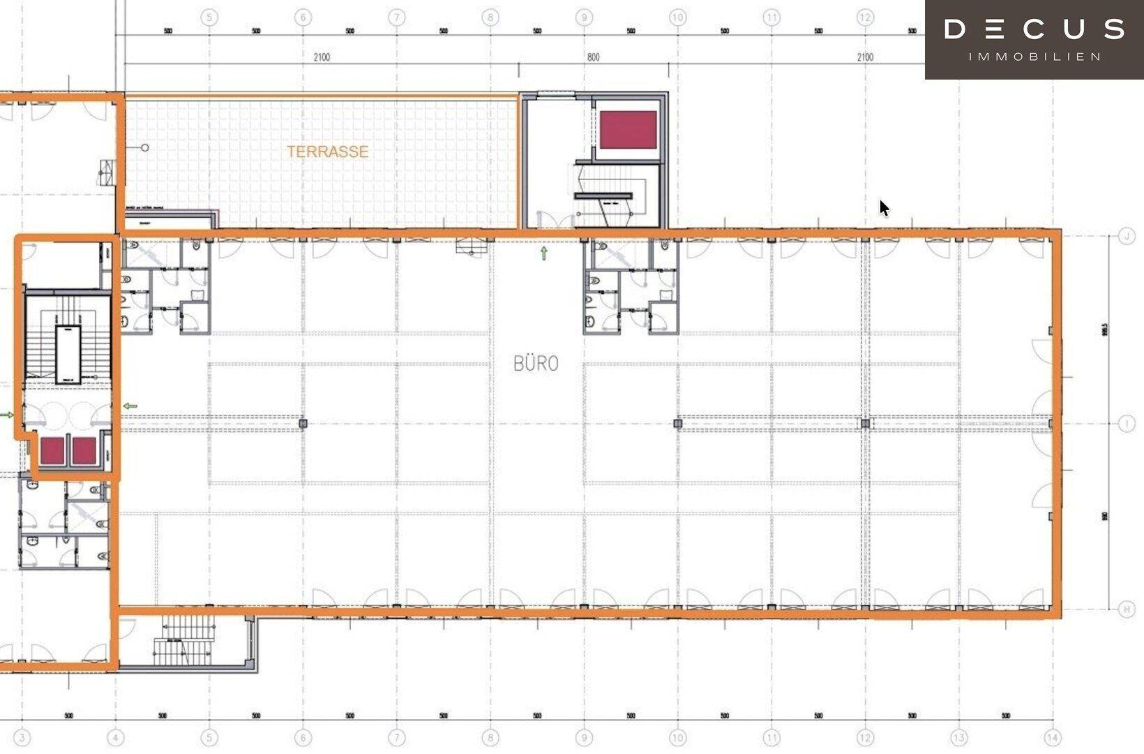 Detaillierter Grundriss eines Bürogebäudes mit Terrasse und mehreren Bürobereichen.
