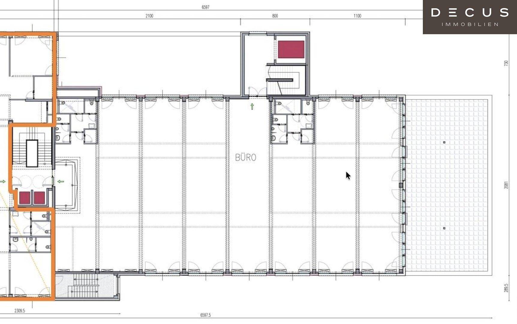 Detaillierter Grundriss eines Bürogebäudes mit mehreren Räumen, Sanitäranlagen und Aufzug.
