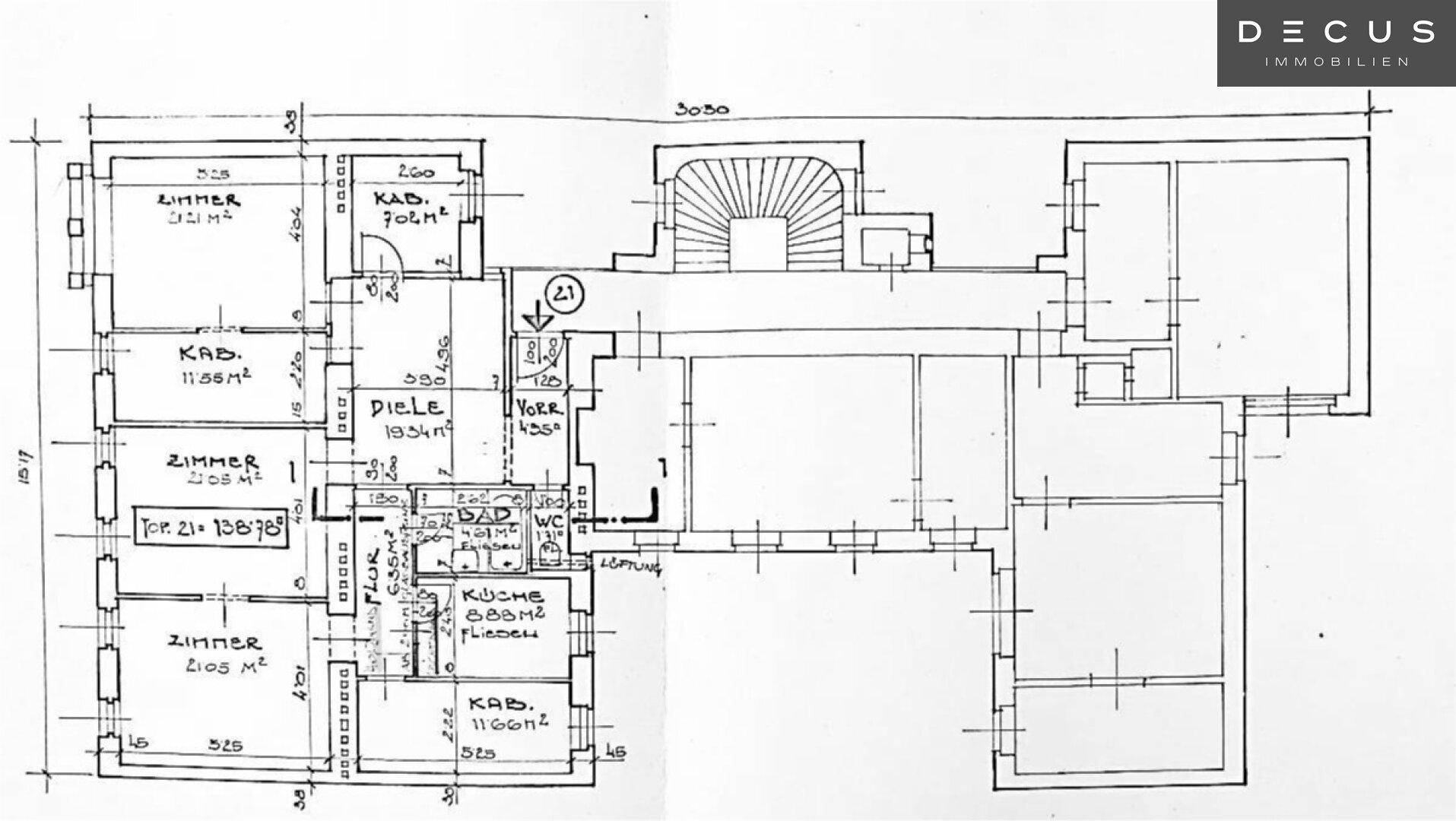 Handgezeichneter Grundriss mit mehreren Zimmern, Bad, WC und Balkonzugang.