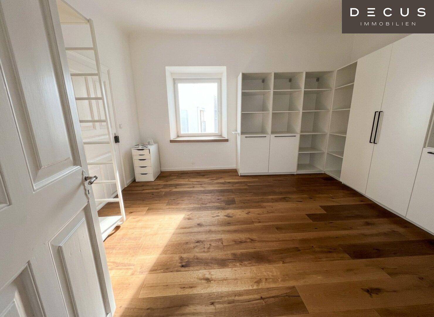 Helles Schlafzimmer mit Holzboden und Einbauschränken, bietet viel Stauraum und eine angenehme Atmosphäre.