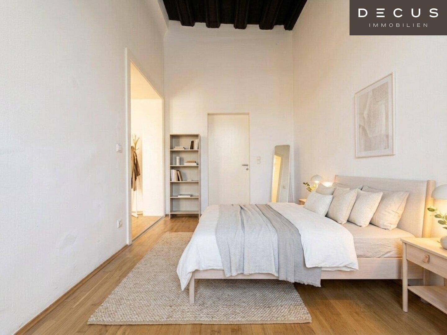 Gemütliches Schlafzimmer mit Holzbett, Teppich und hohen Decken mit sichtbaren Holzbalken.