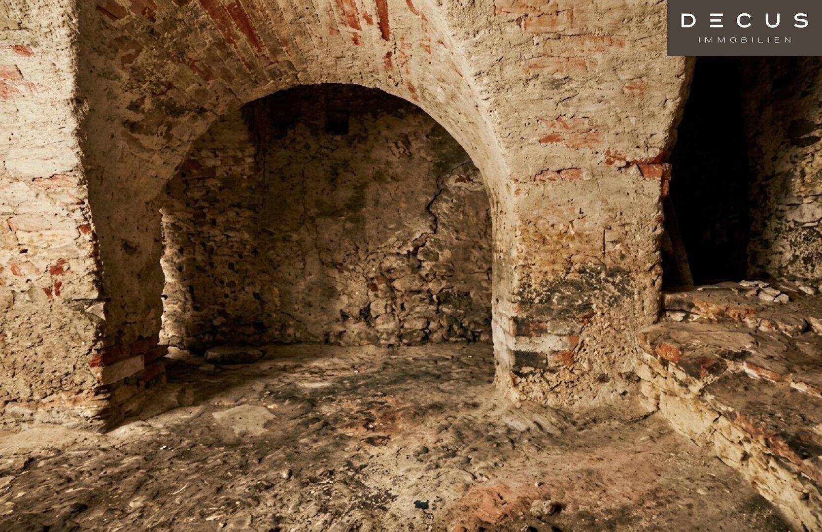 Historischer Kellerraum mit freiliegenden Ziegelgewölben und Steinmauern.