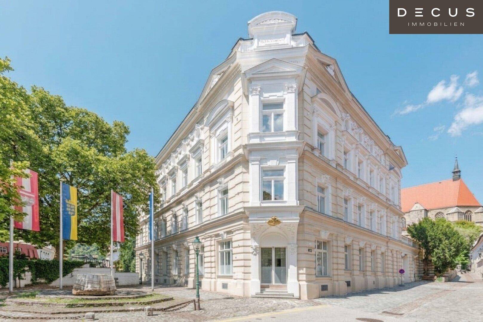 Historisches Eckgebäude mit eleganter Architektur und Blick auf die Umgebung.