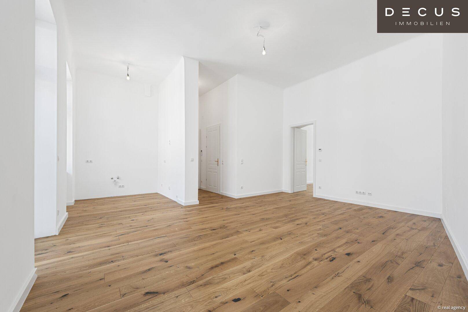Weitläufiger, heller Raum mit Eichenparkett und hohen Decken, ideal für individuelle Gestaltung.