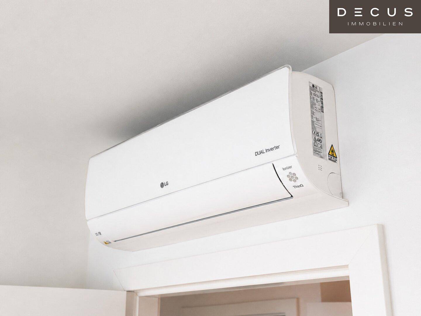 Moderne Klimaanlage an der Wand montiert für angenehme Raumtemperatur und Komfort.