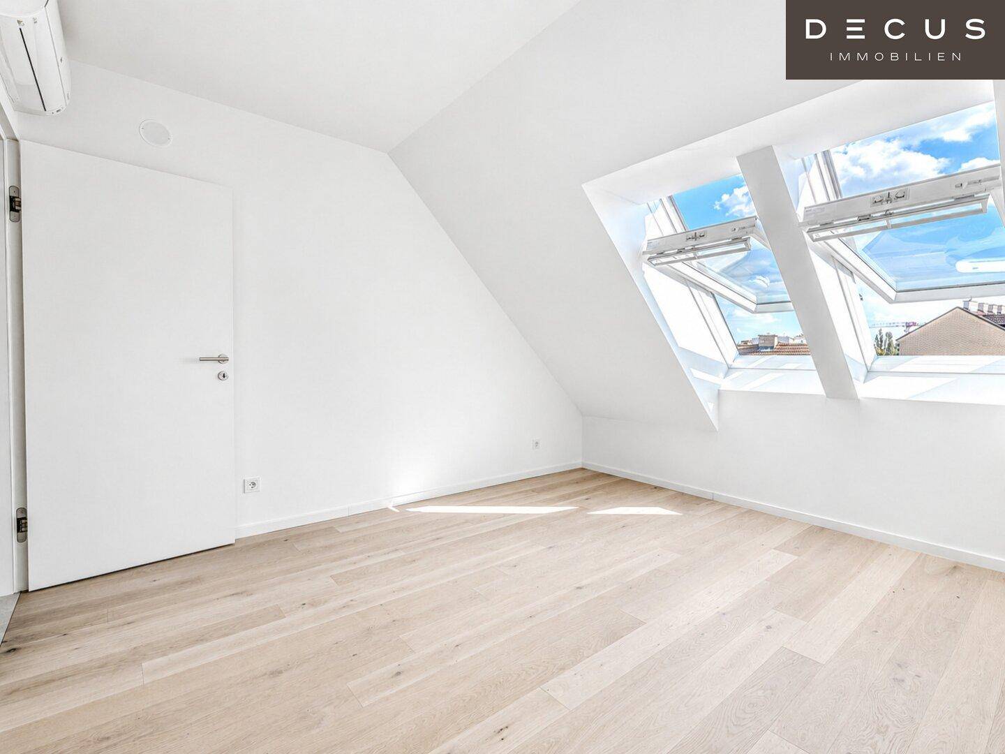 Helles Zimmer mit Holzboden, Dachschräge, Dachfenstern und Klimaanlage, ideal als Schlafzimmer.