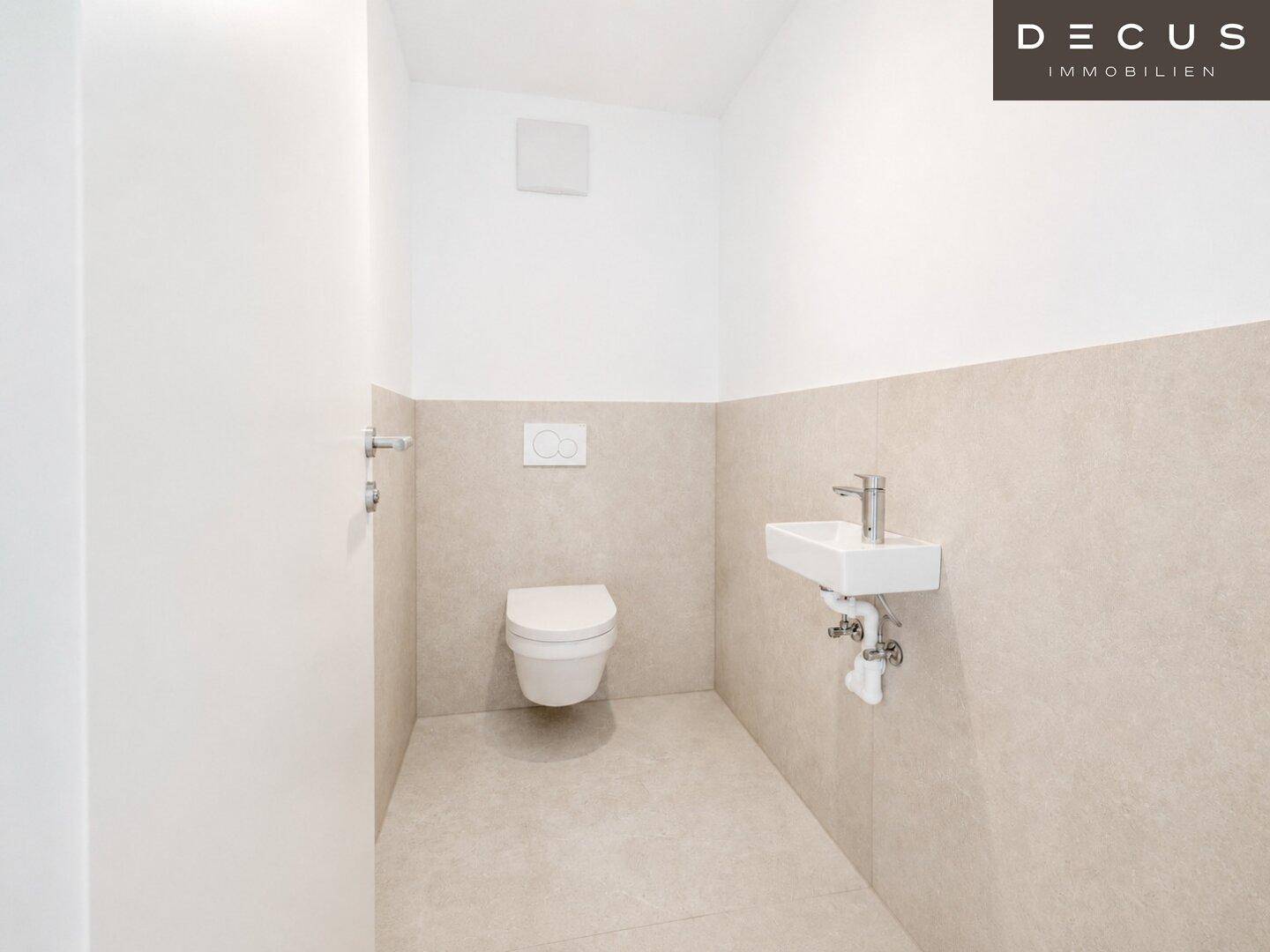 Modernes Gäste-WC mit wandhängender Toilette und kleinem Waschbecken in neutralen Farben.