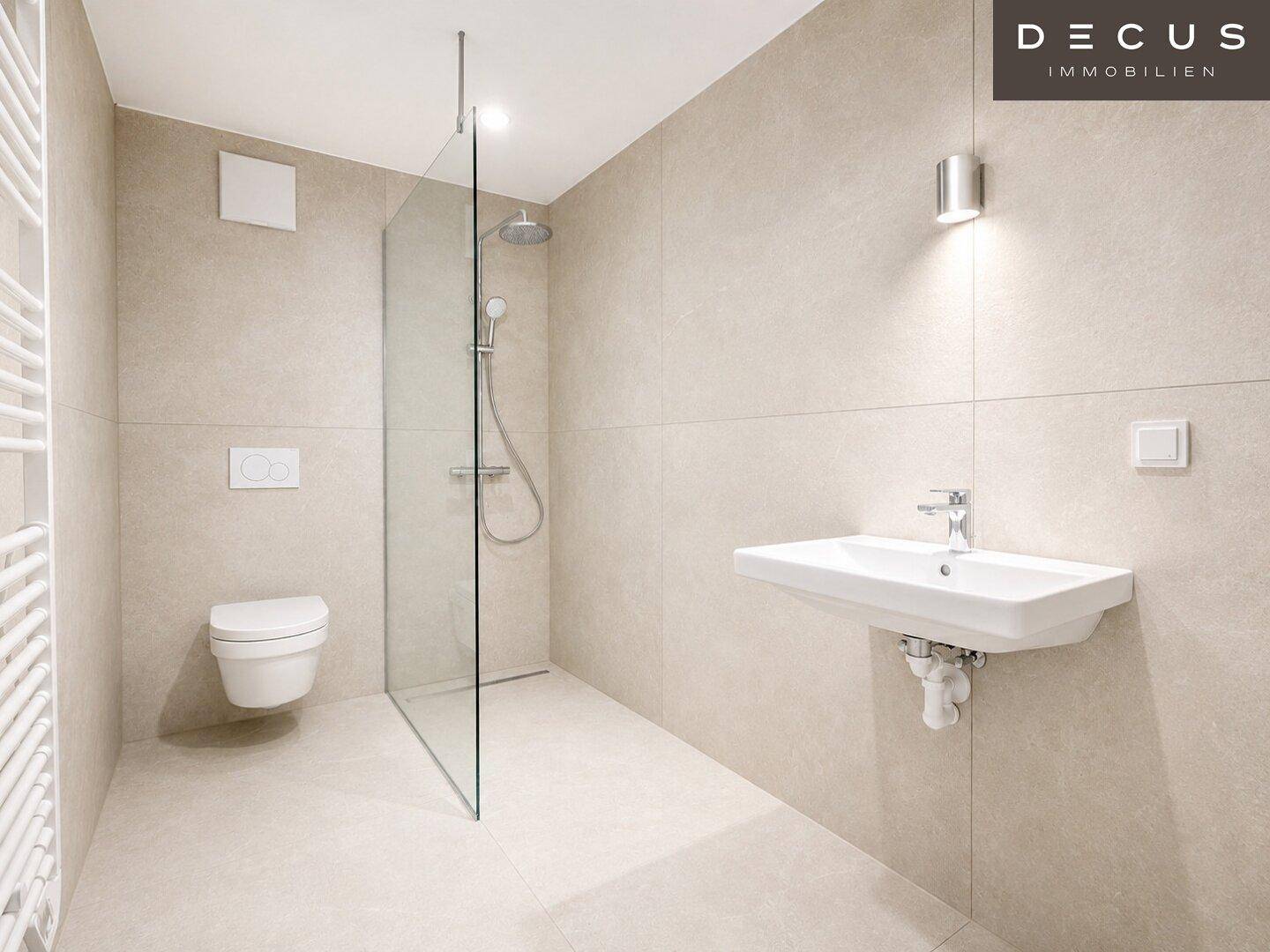 Modernes Badezimmer mit ebenerdiger Dusche, wandhängender Toilette und Waschbecken.