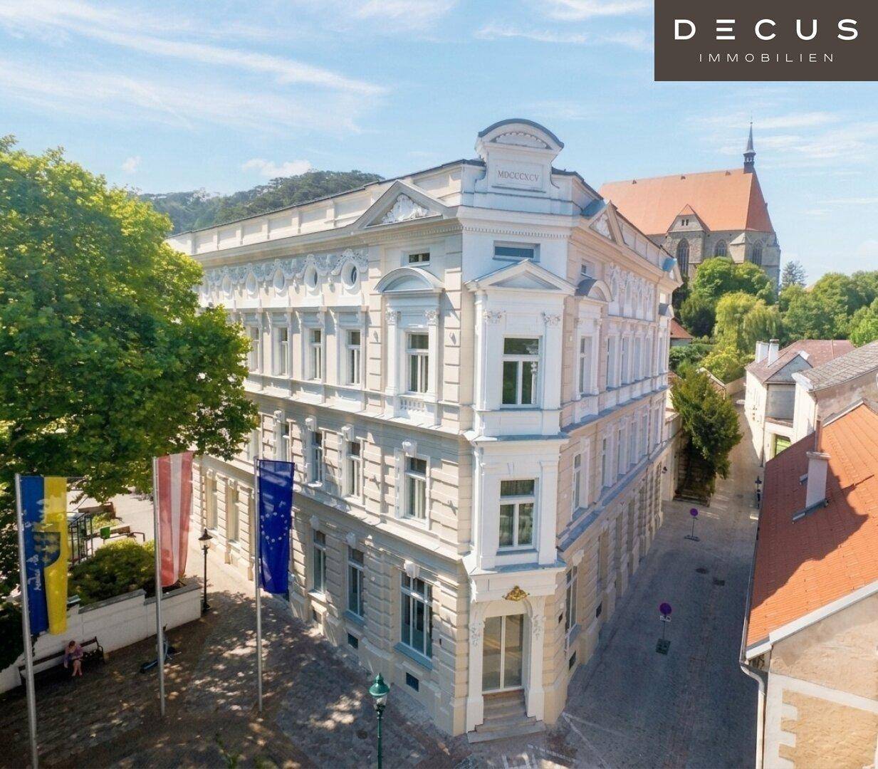 Historisches Eckgebäude in einer charmanten Altstadtgasse mit Blick auf die Umgebung.