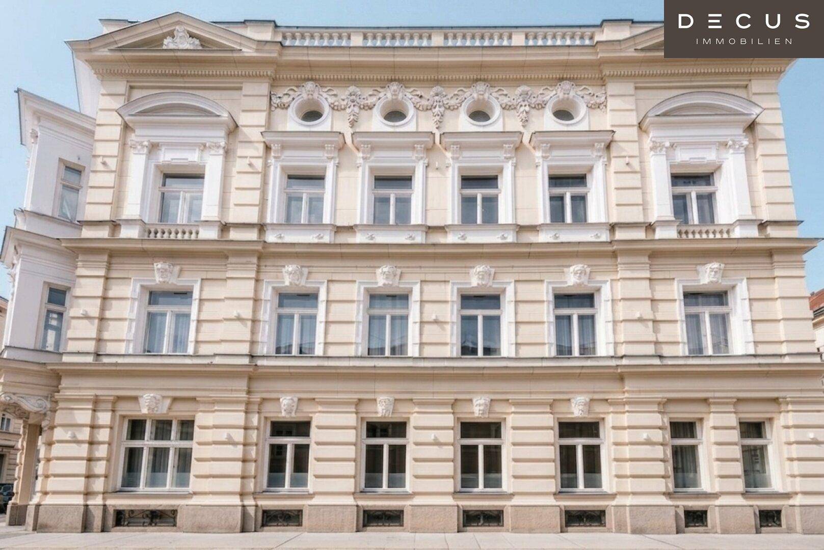 Eindrucksvolle historische Fassade eines Gebäudes mit vielen Fenstern und klassischer Architektur.