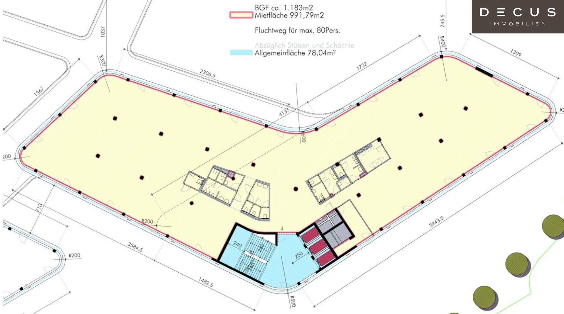 Grundriss eines Bürogeschosses mit offener Raumaufteilung und zentralem Erschließungskern.