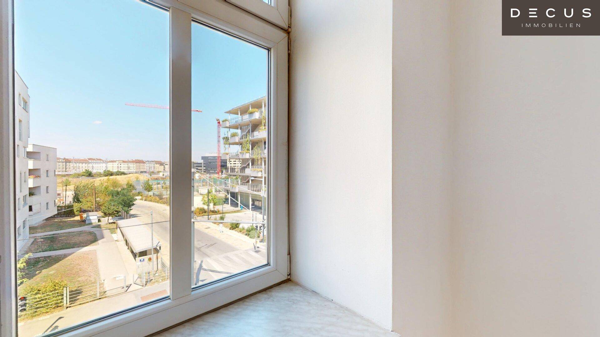 Große Fenster bieten einen weiten Blick auf die Umgebung mit neuen Gebäuden und Baustellen.