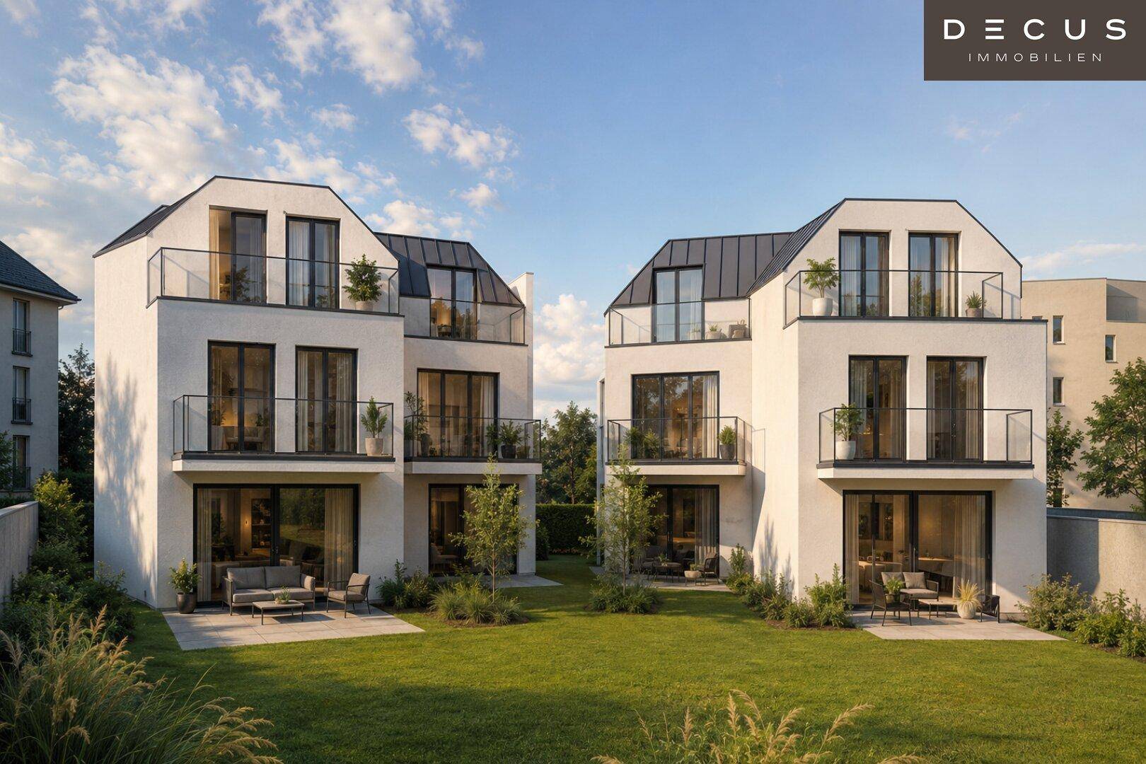 Zwei moderne Wohngebäude mit weißer Fassade, großen Glasfronten und einem gemeinsamen grünen Garten.