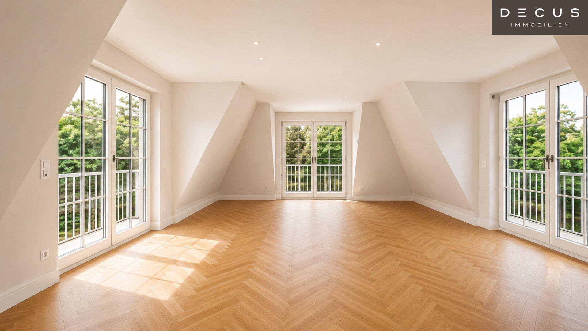 Geräumiges Wohnzimmer mit Fischgrätparkett, Dachschrägen und drei französischen Balkonen.