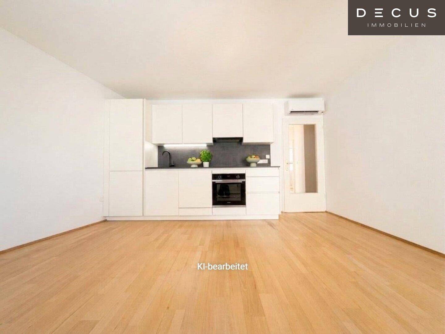 Leere, moderne Küche mit weißen Schränken und Holzboden, bietet viel Gestaltungsfreiheit.