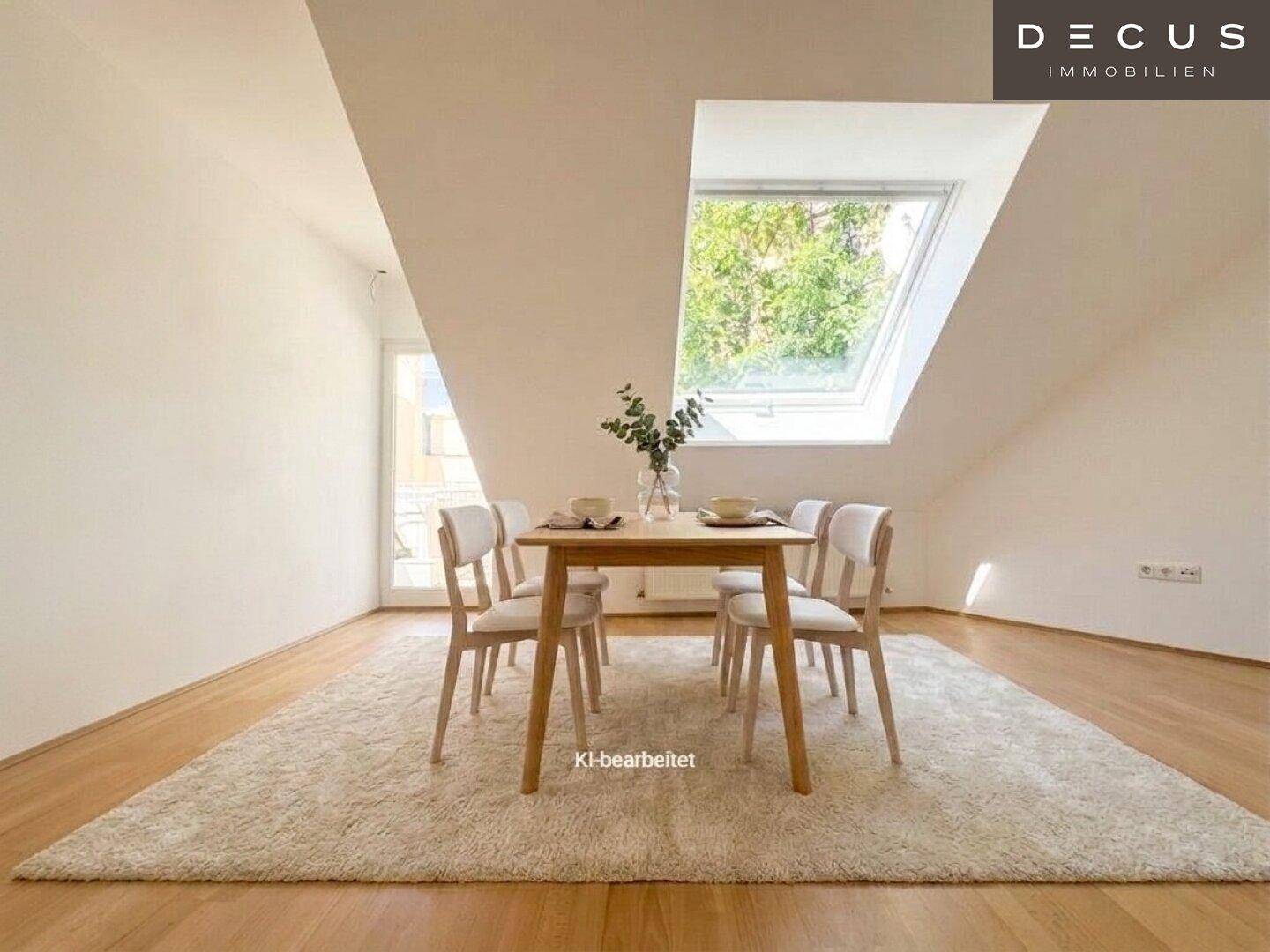 Heller Essbereich im Dachgeschoss mit Holzboden, Teppich und Dachfenster, gemütlich eingerichtet.