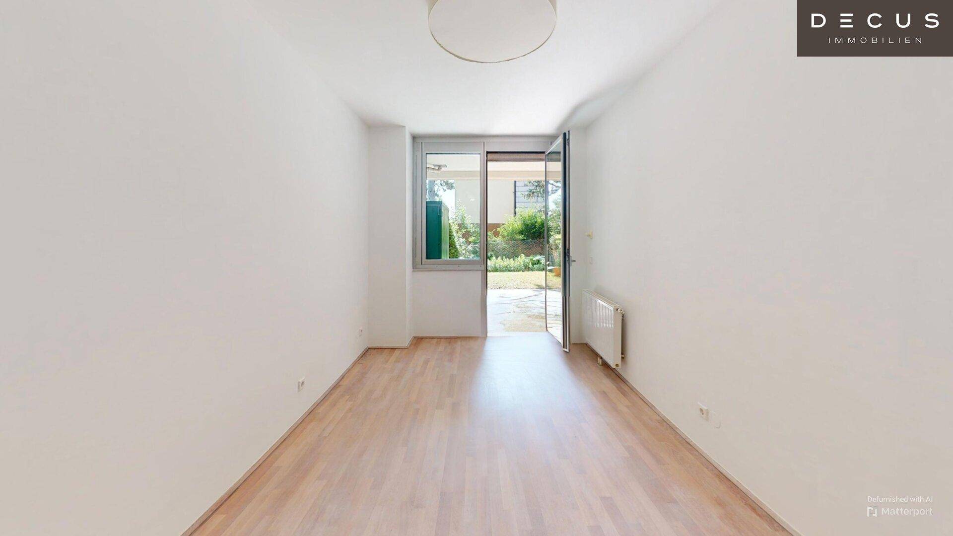 Schmaler Raum mit hellem Boden und direktem Zugang zu einem Außenbereich, ideal als Schlaf- oder Arbeitszimmer.