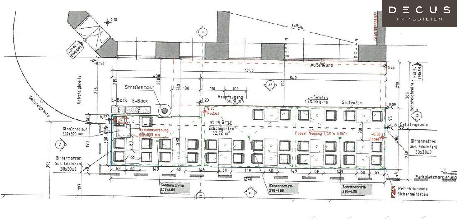 Architektonischer Plan eines Außenbereichs mit Sitzplätzen und Sonnenschirmen.