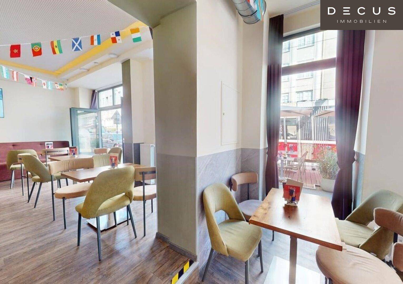Einladender Restaurantbereich mit verschiedenen Sitzgelegenheiten, Holzboden und festlicher Dekoration.