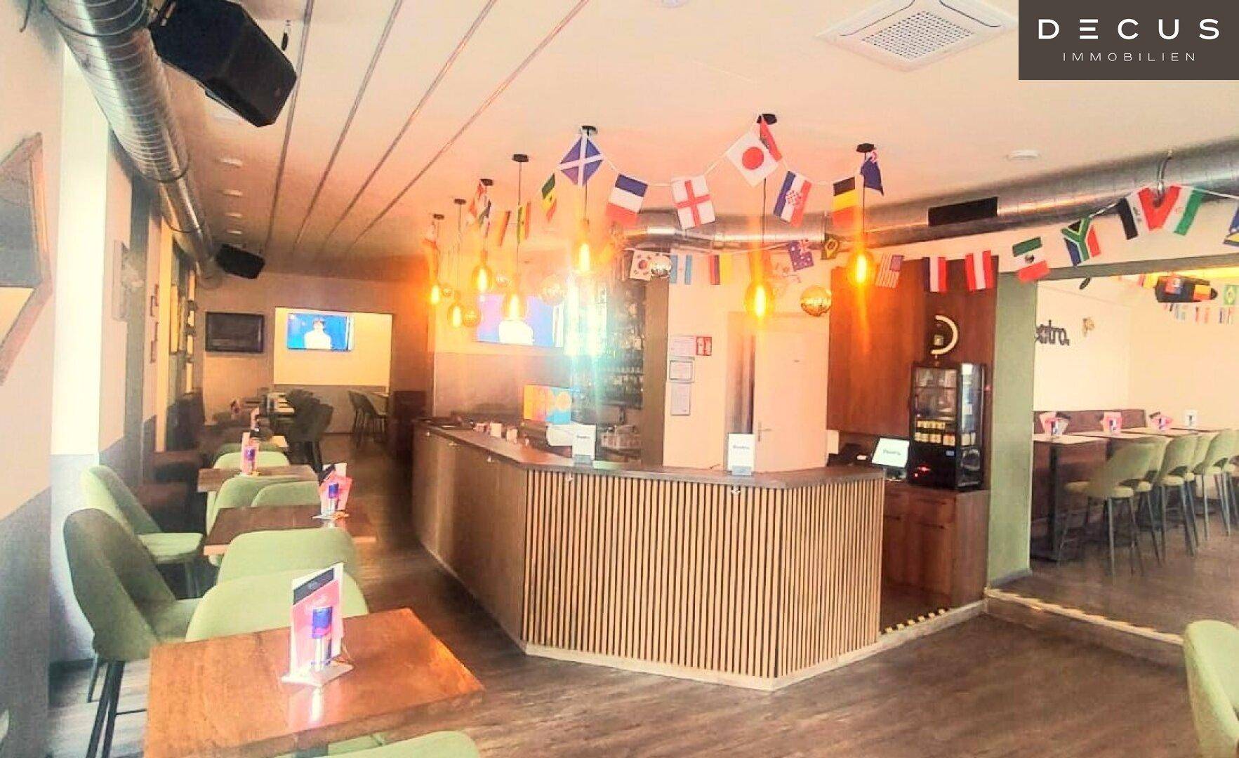 Moderner Barbereich mit Holzverkleidung, stimmungsvoller Beleuchtung und bequemen Sitzgelegenheiten für Gäste.
