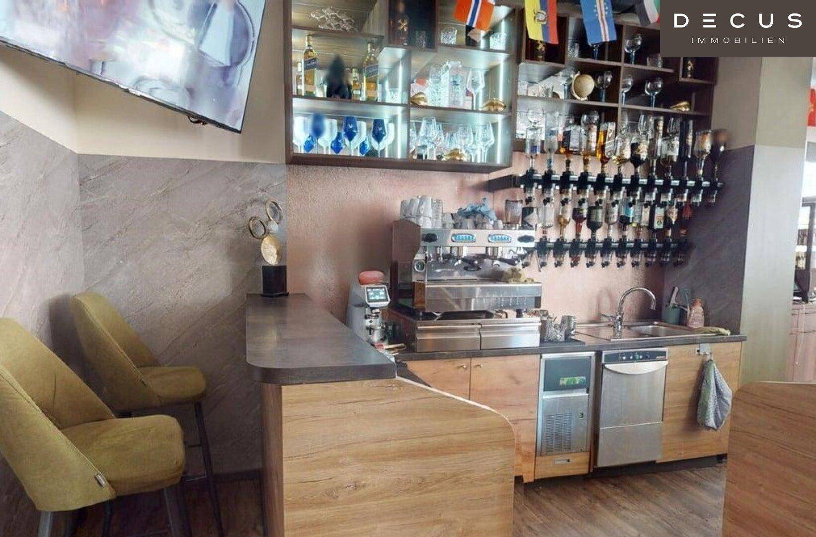 Gut ausgestatteter Barbereich mit Kaffeemaschine, Spirituosenspendern und reichlich Gläsern für den Ausschank.