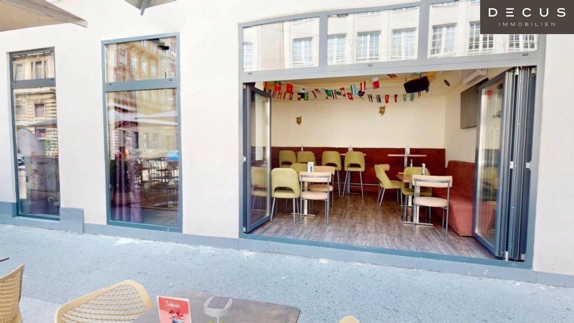 Außenansicht des Geschäfts mit großen, faltbaren Glastüren, die einen Blick in den Innenraum ermöglichen.