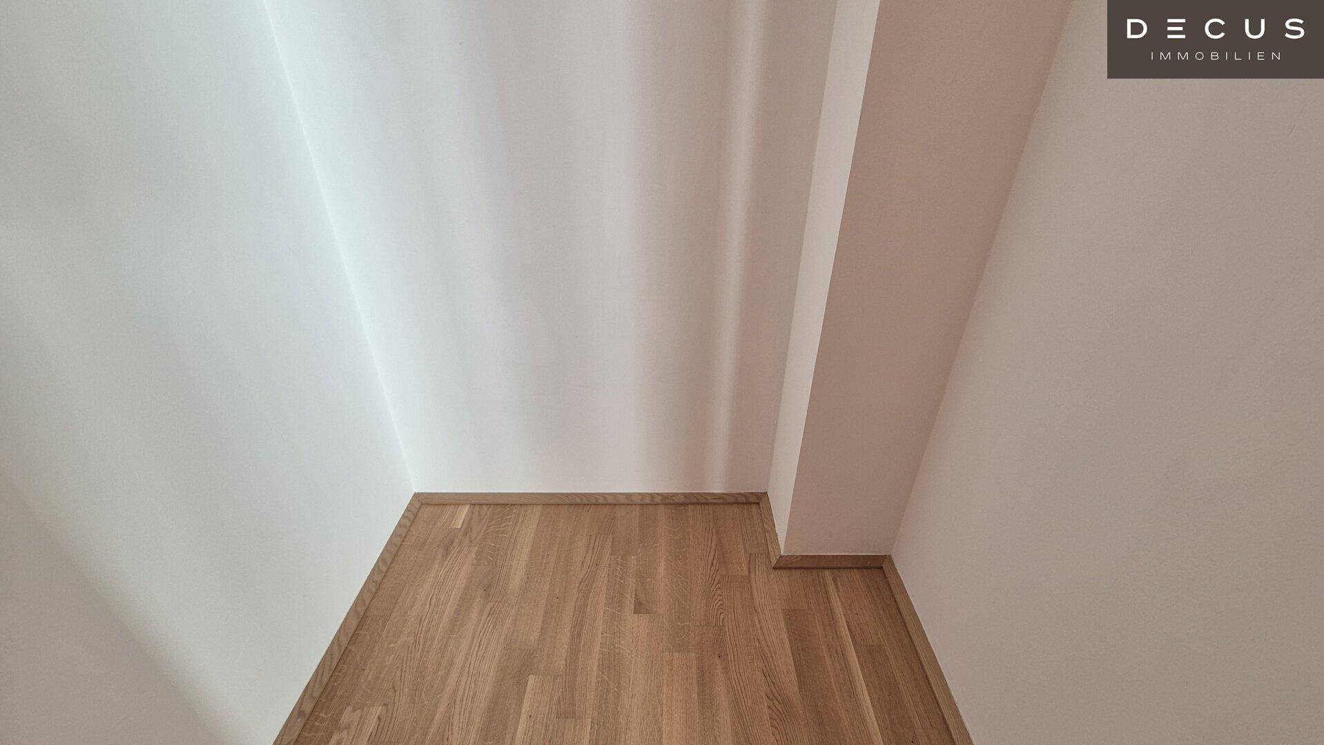 Leerer Raum mit Parkettboden und weißen Wänden, bereit für individuelle Einrichtung.