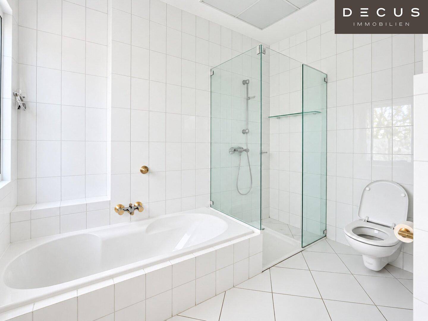 Modernes Badezimmer mit weißen Fliesen, Badewanne, Duschkabine und Toilette.
