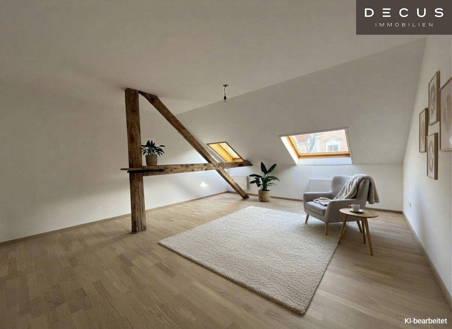 Heller Wohnbereich im Dachgeschoss mit sichtbaren Holzbalken und schrägen Wänden.