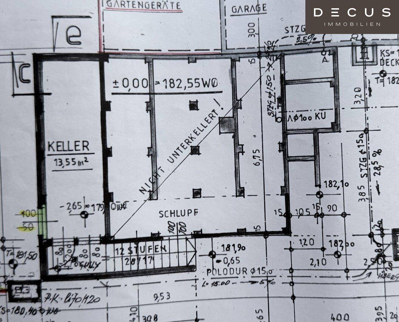 Handgezeichneter Grundriss des Kellers mit Maßen und verschiedenen Räumen.