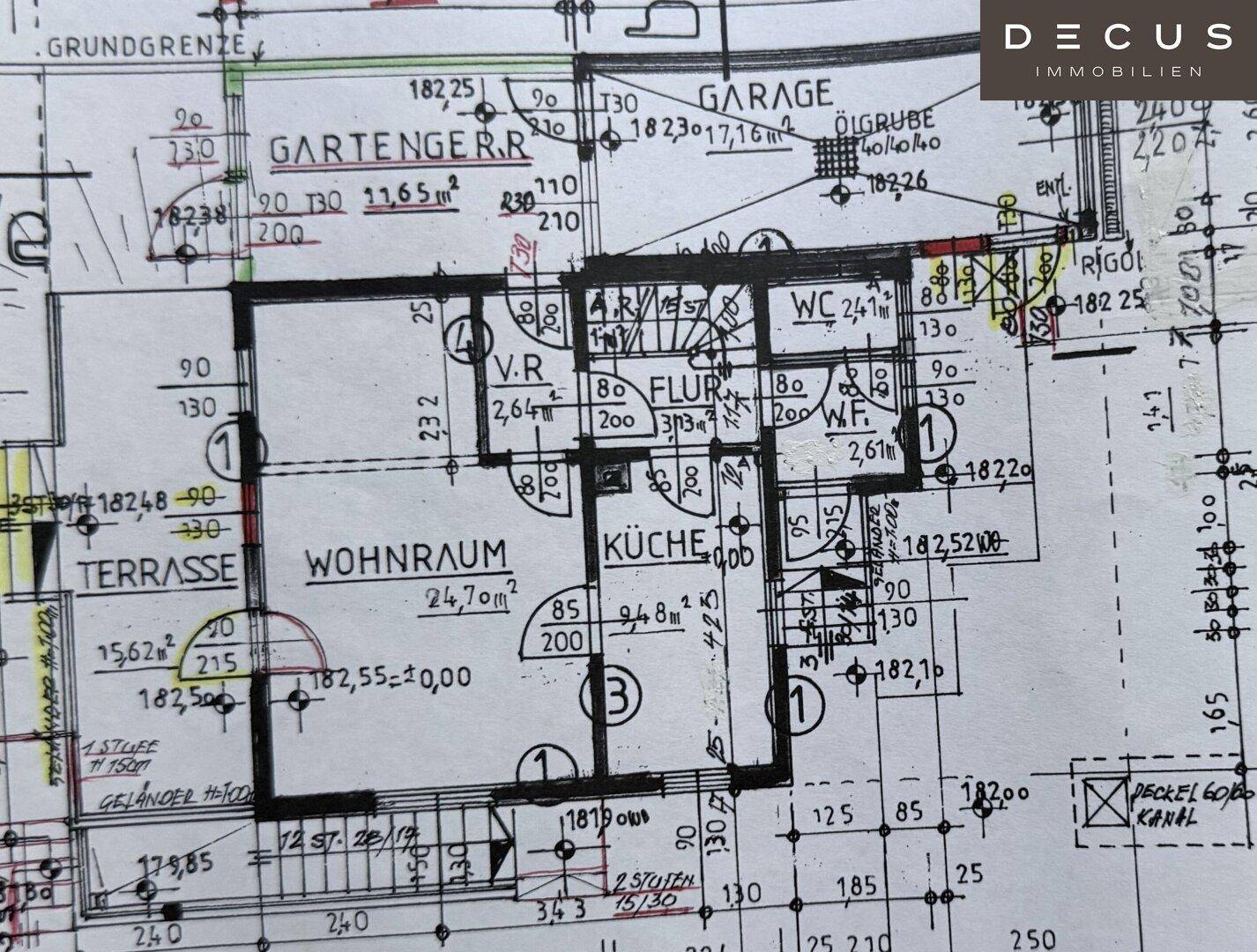 Handgezeichneter Grundriss des Erdgeschosses mit Wohnzimmer, Küche und Terrasse.